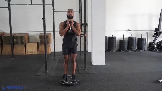 لانژ کورسی با دمبل و بالاآمدگی (Deficit Curtsy Lunge)