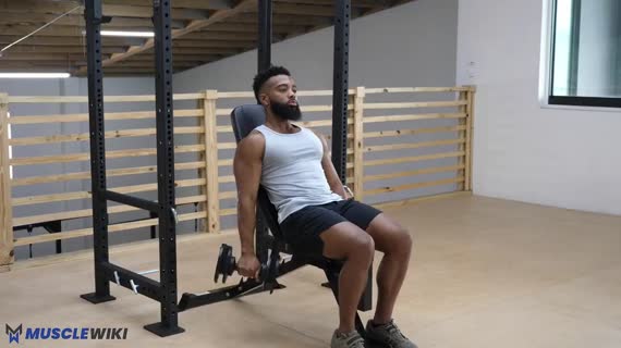 جلوبازو تک دست دمبل روی میز شیب‌دار با گرفتن مچ معکوس