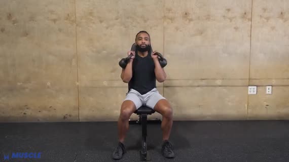 پرس سرشانه نشسته با کتل‌بل