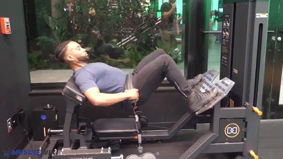 hip thrust با دستگاه