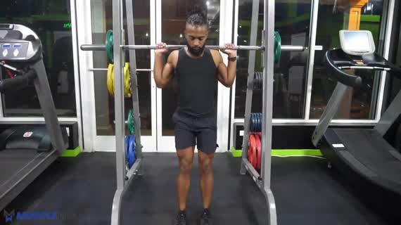 اسکوات پاهای نزدیک در اسمیت