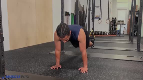 جمع کردن زانو در TRX